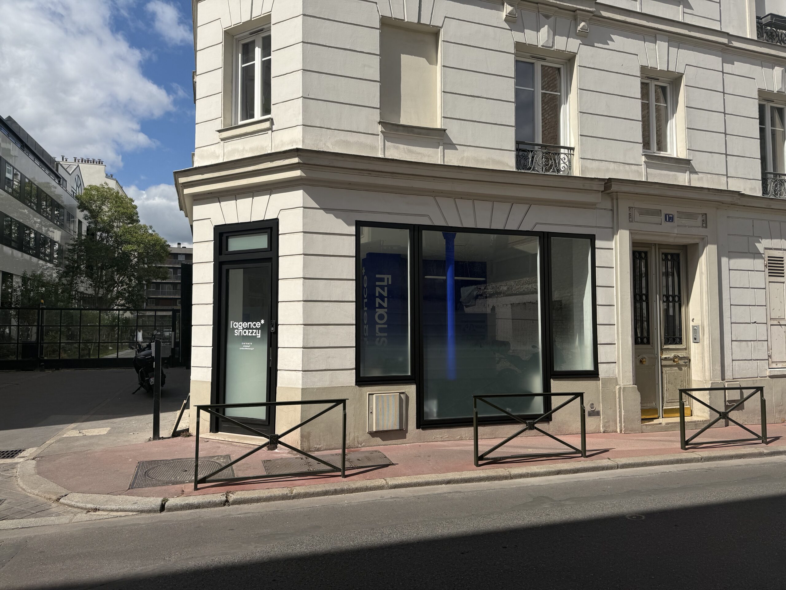 Devanture de l'agence Snazzy, agence digitale au 17 rue Vergniaud à Levallois-Perret