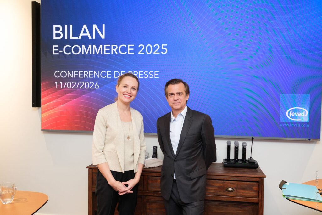 Équipe digitale analysant les performances d'un développement site e-commerce sur écrans dans un studio moderne