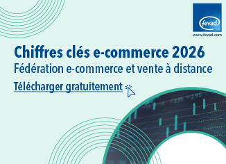 Équipe digitale analysant les performances d'un développement site e-commerce sur écrans dans un studio moderne