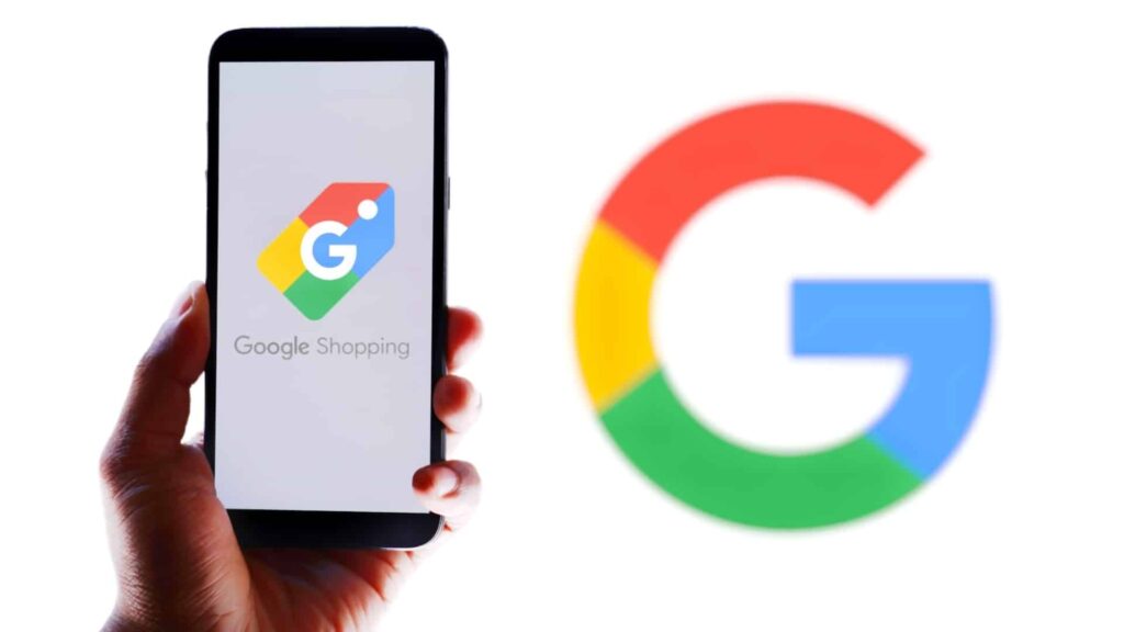 Deux experts vérifient un flux produits pendant la migration Merchant API Google sur un tableau de bord e-commerce