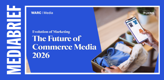 Responsable marketing analysant une stratégie retail media 2026 sur des tableaux de bord numériques en agence