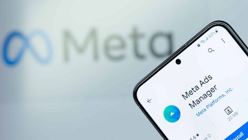 Équipe créative analysant des formats publicitaires Meta Ads Andromeda sur écrans dans un studio digital moderne