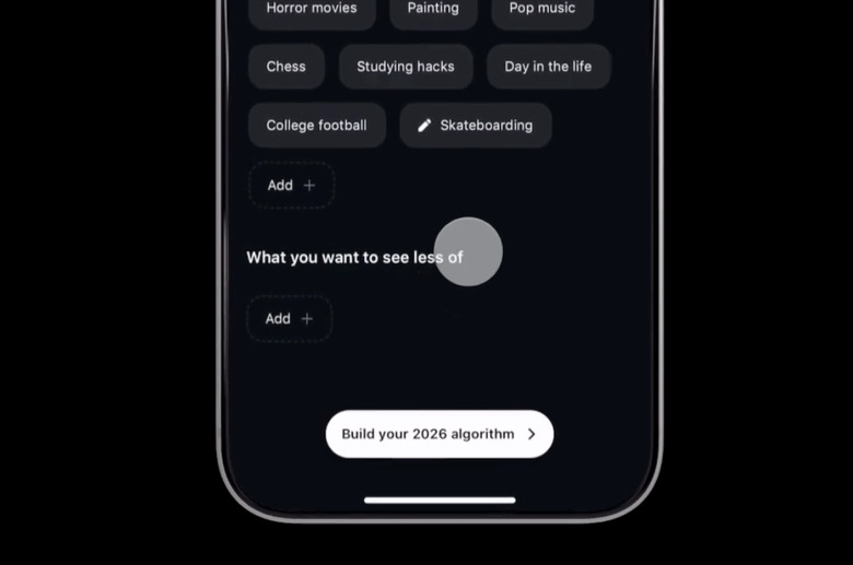 Créatrice de contenu filmant un Reel Instagram en studio, illustrant les nouveautés de l'algorithme Reels Instagram en 2026