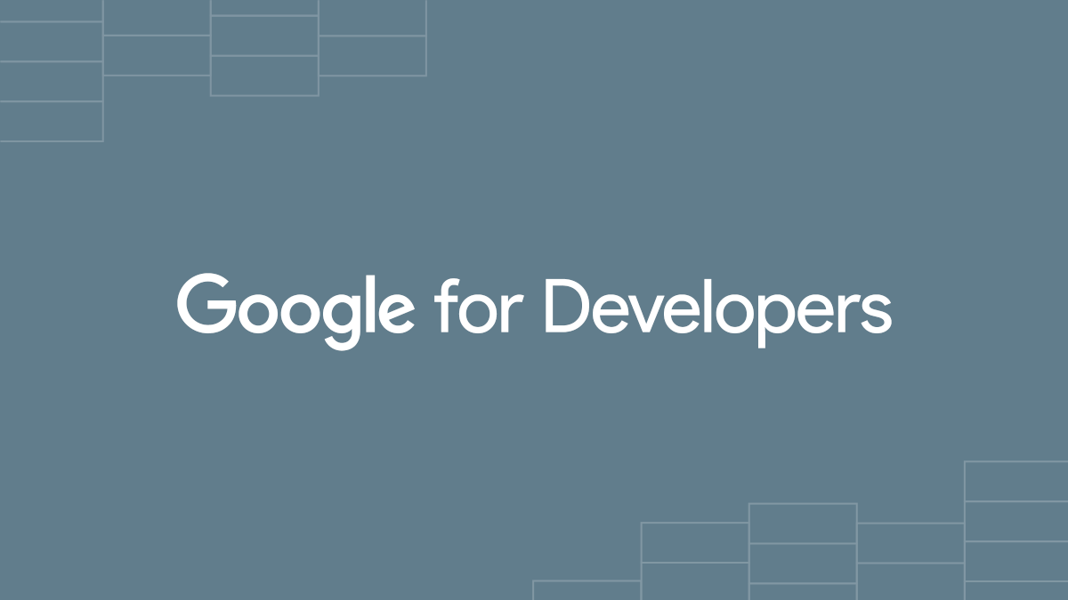 Deux experts vérifient un flux produits pendant la migration Merchant API Google sur un tableau de bord e-commerce