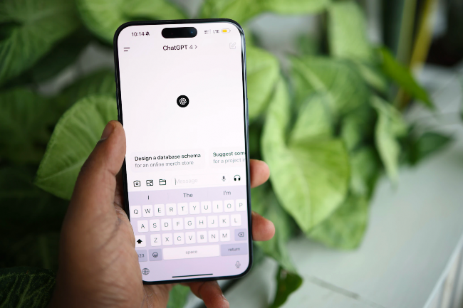 Écran de smartphone illustrant ChatGPT Ads France avec une annonce sponsorisée sous une réponse de l'assistant