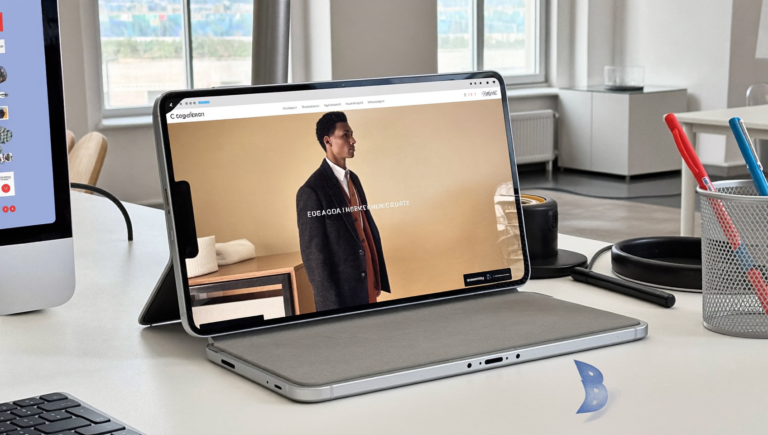 Keynote Apple iPhone pliable ouvert affichant un site e-commerce adaptatif sur grand écran