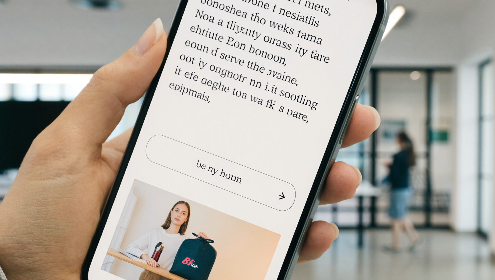 Smartphone illustrant le marketing WhatsApp e-commerce avec un message produit et un bouton d'achat