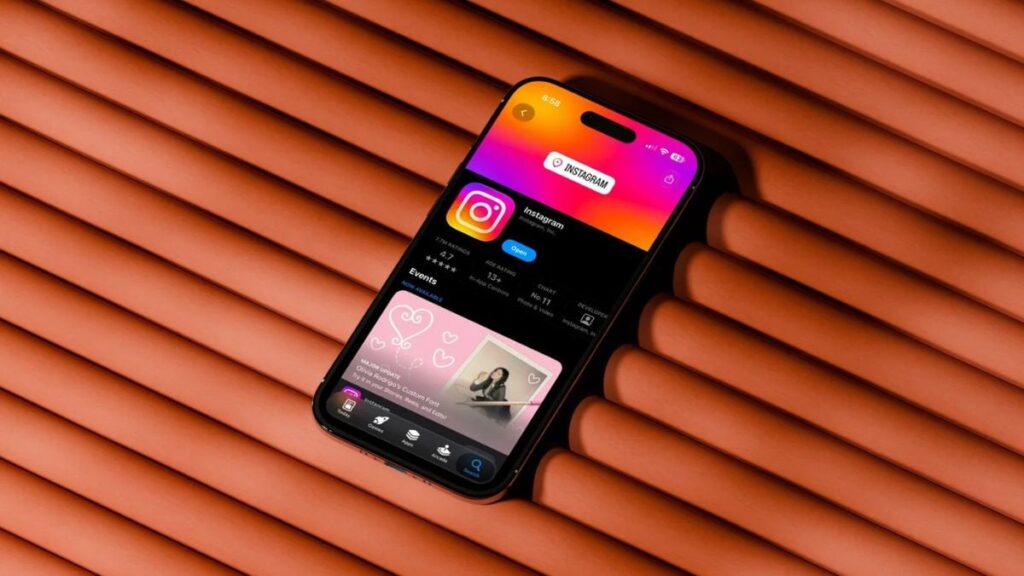 Community manager utilisant Replace Audio Instagram pour changer la musique d'un post sur smartphone