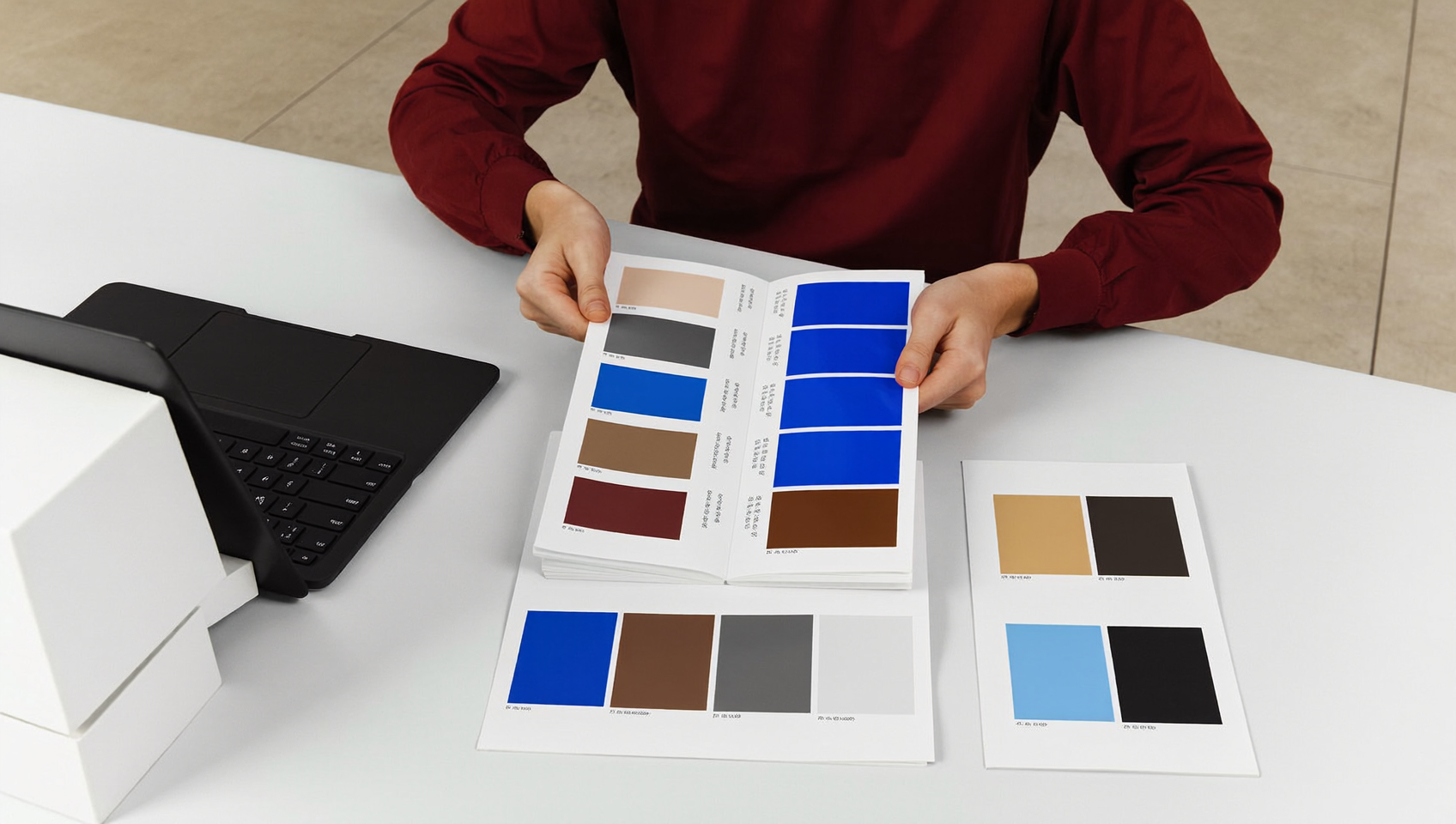Nuancier des couleurs tendance 2027 avec bleu cobalt et verts profonds sur un bureau de studio de design