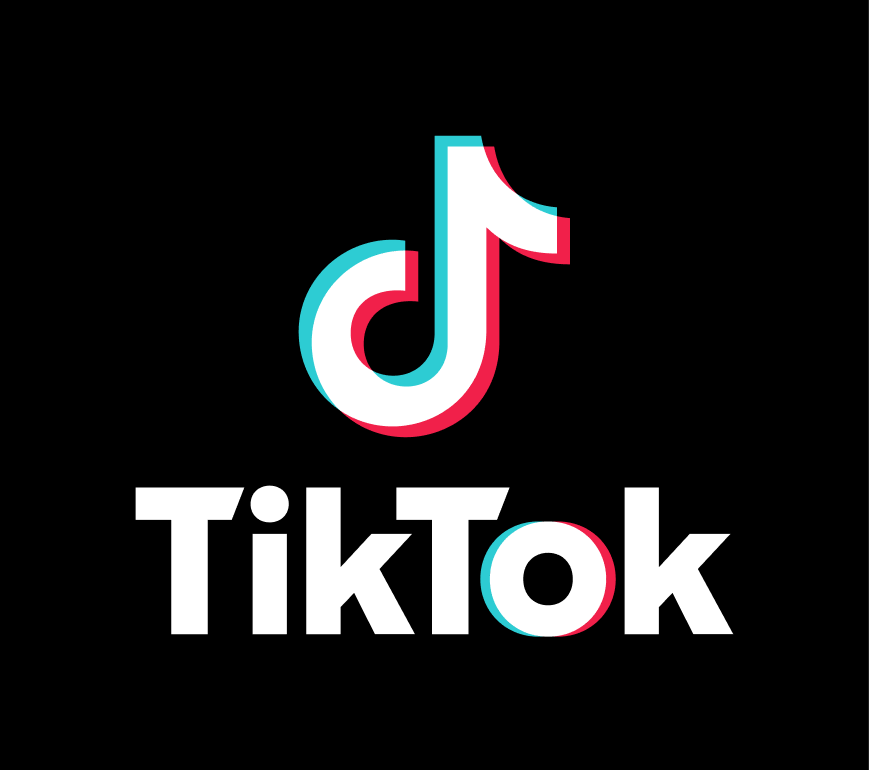 Commerçante filmant une vidéo pour le fil à proximité TikTok dans sa boutique