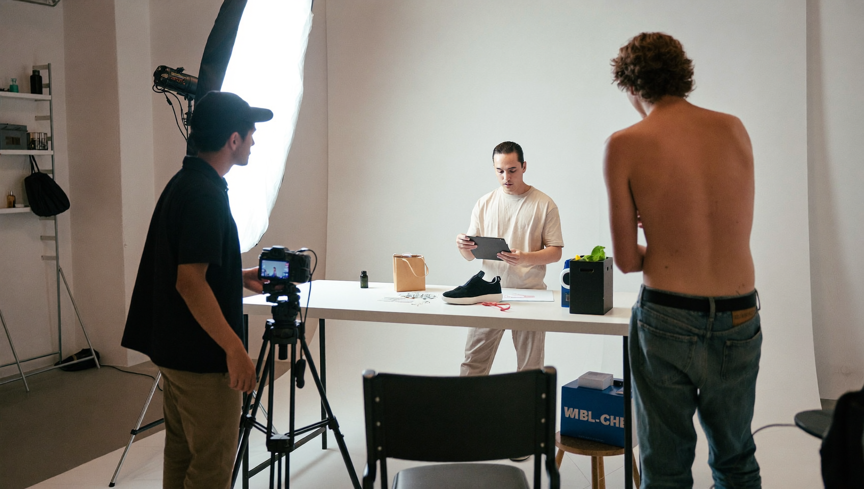 Tournage d'une vidéo produit pour l'attribut video link Merchant Center dans un studio