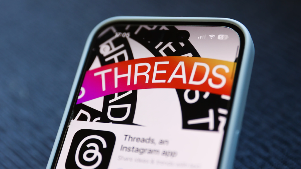 Équipe marketing analysant une campagne de publicité Threads sans Instagram sur écran