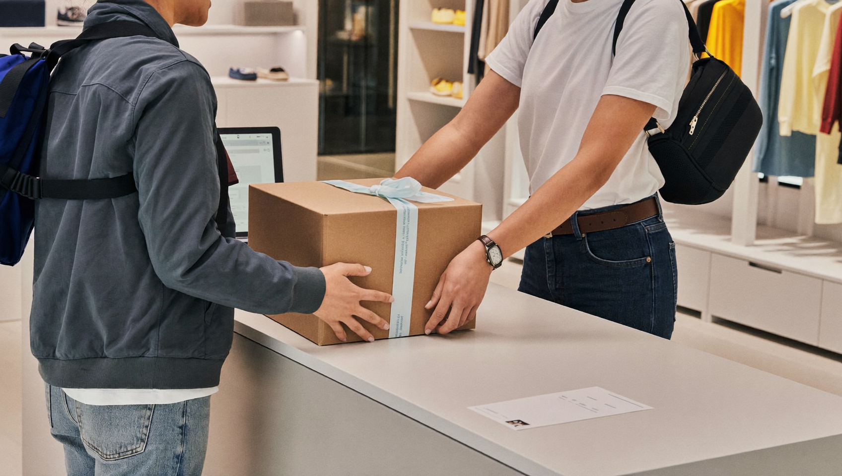 Retrait en magasin illustrant la règle pickup cost Merchant Center pour les annonces locales
