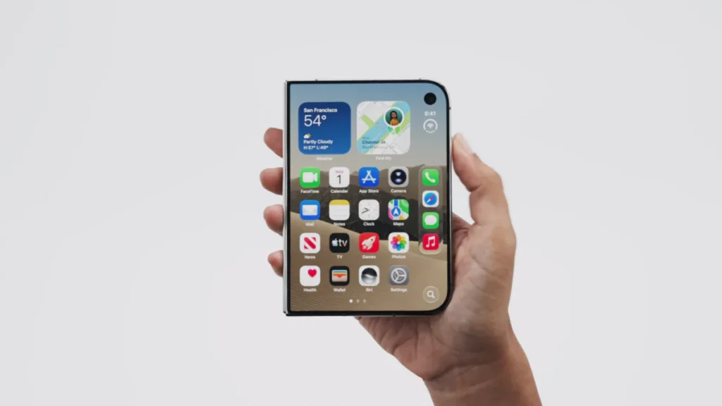 Un designer teste un iphone duo site web e-commerce sur un smartphone pliable ouvert