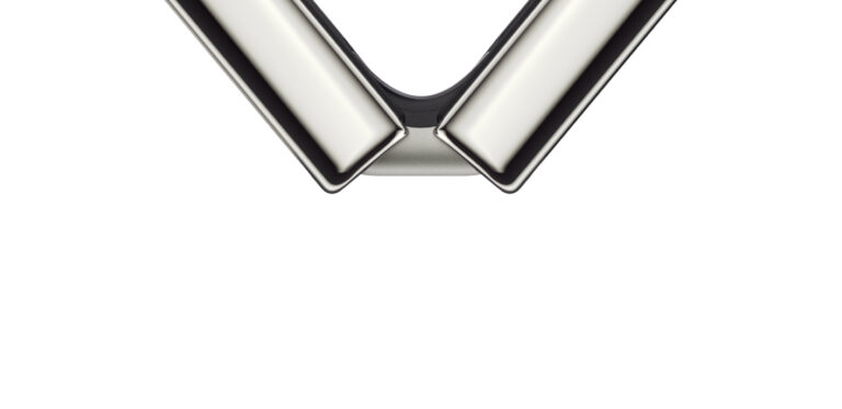 iPhone Duo format pliable ouvert affichant un site web responsive dans un studio de design