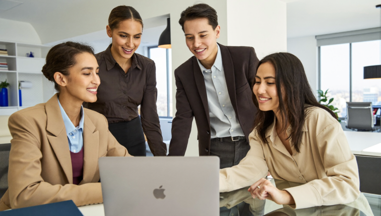 Équipe marketing travaillant une stratégie de contenu face à l'AI slop LinkedIn sur un ordinateur portable