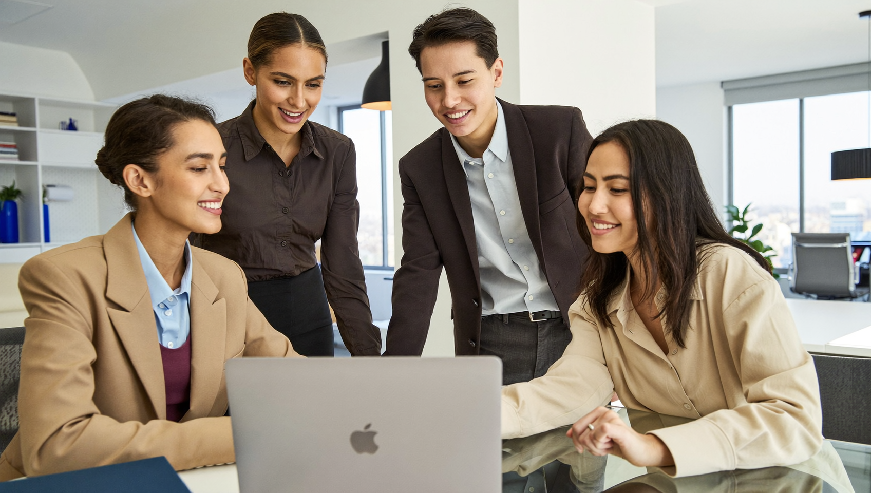 Équipe marketing travaillant une stratégie de contenu face à l'AI slop LinkedIn sur un ordinateur portable