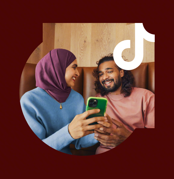 Smartphone illustrant le tiktok agentic commerce avec un achat guidé dans le fil