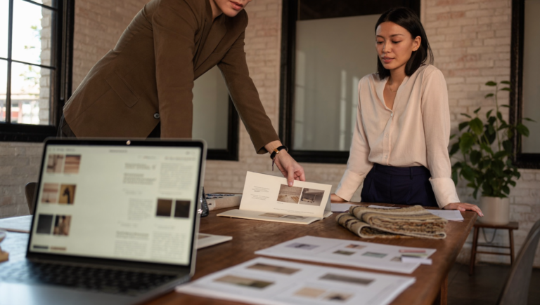 Responsable marketing triant des pages de catalogue imprimé pour préparer l'indexation des PDF de sa marque
