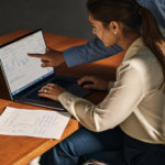 Responsable acquisition ajustant la priorisation des canaux et les plafonds de budget d'une campagne Google Ads sur son ordinateur