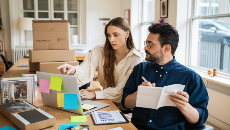 Deux responsables e-commerce examinent la configuration d'un checkout sur un ordinateur portable