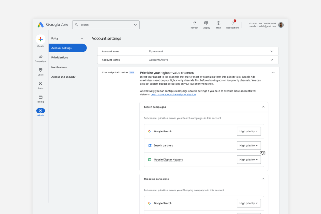 Responsable acquisition ajustant la priorisation des canaux et les plafonds de budget d'une campagne Google Ads sur son ordinateur