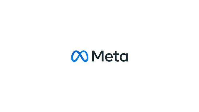 Une responsable marketing compare des déclinaisons de visuels publicitaires après la fin des exclusions d'emplacements Meta
