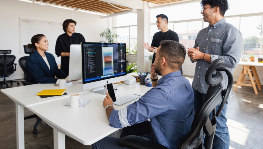 Équipe créative travaillant un montage Instagram First Draft pour Reels en studio