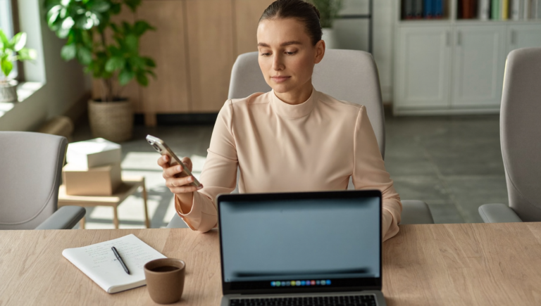 Responsable marketing vérifiant les réglages Meta Product browsing de ses publicités sur ordinateur et smartphone