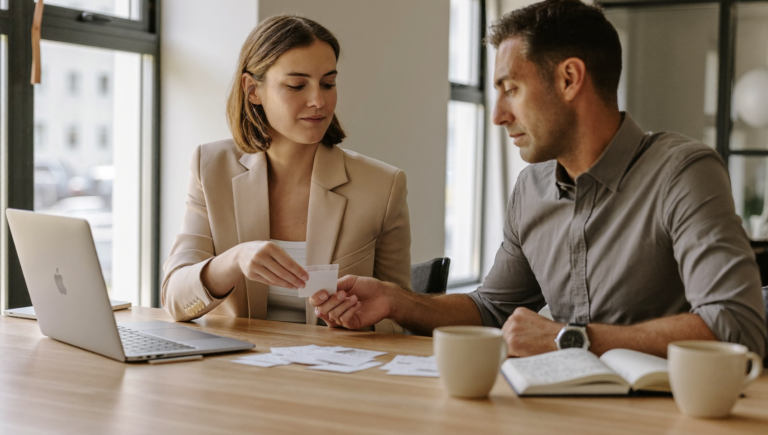Une dirigeante et un commercial trient des fiches de contacts, illustrant les réponses qualifiantes Google Ads pour filtrer les leads