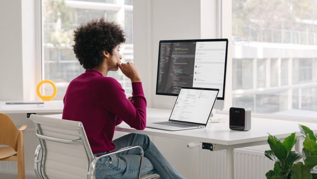 Développeur configurant le WordPress MCP Adapter pour connecter des agents IA à un site