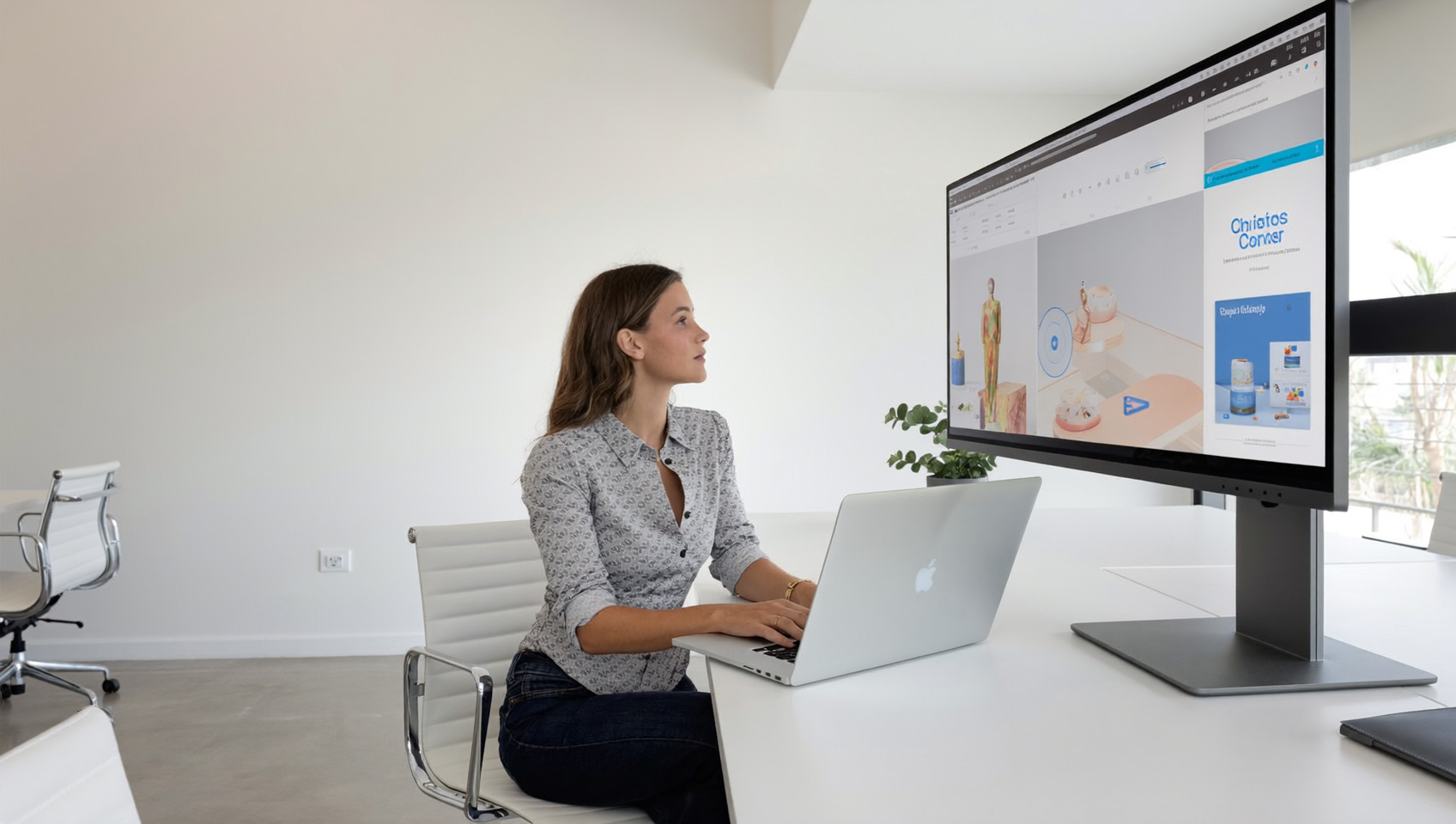 Experte e-commerce testant Shopify Canvas sur une boutique en ligne dans un studio moderne