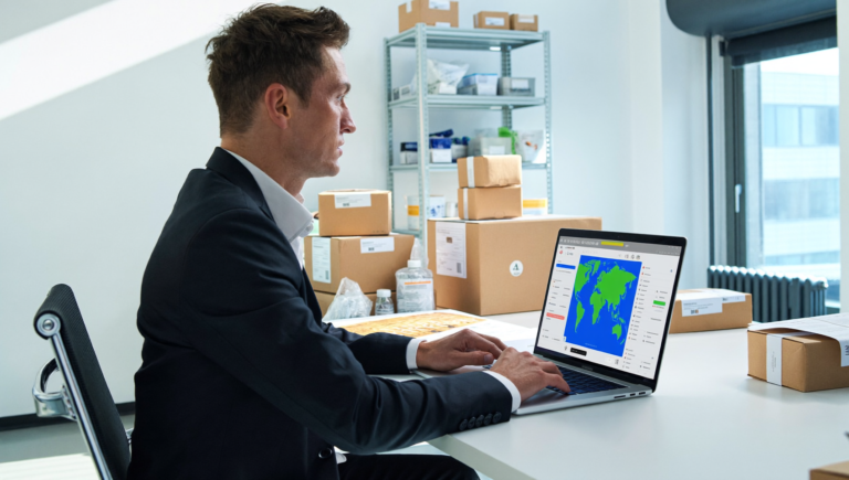 Responsable e-commerce configurant les shipping options by market sur Shopify dans un entrepôt