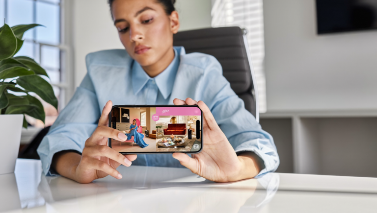Utilisateur comparant des produits sur mobile, illustrant les pinterest visual search ads