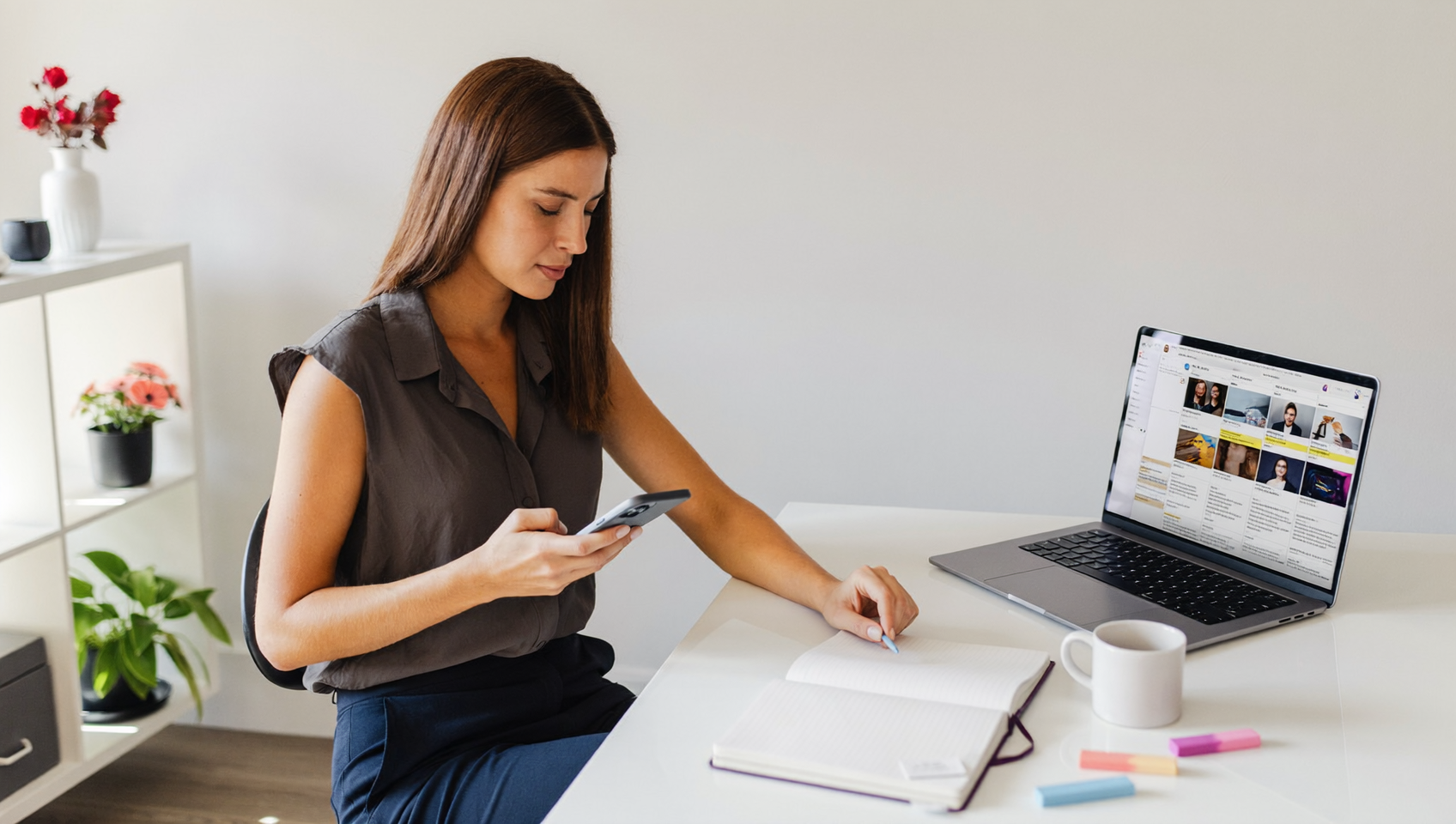 Responsable social media planifiant des liens cliquables Instagram sur smartphone et ordinateur