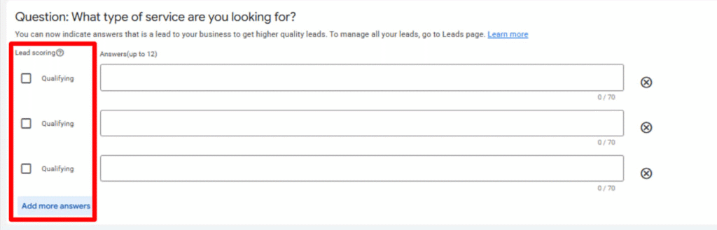 Une dirigeante et un commercial trient des fiches de contacts, illustrant les réponses qualifiantes Google Ads pour filtrer les leads