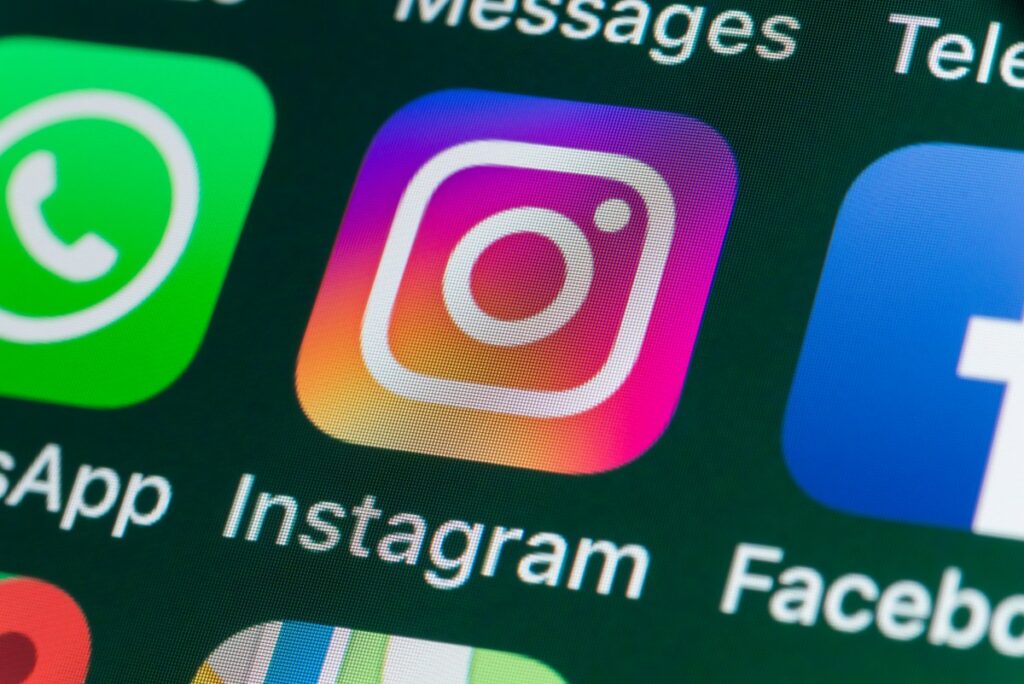 Équipe créative travaillant un montage Instagram First Draft pour Reels en studio