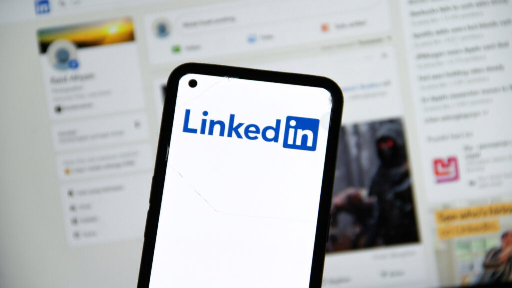 Équipe marketing travaillant une stratégie de contenu face à l'AI slop LinkedIn sur un ordinateur portable