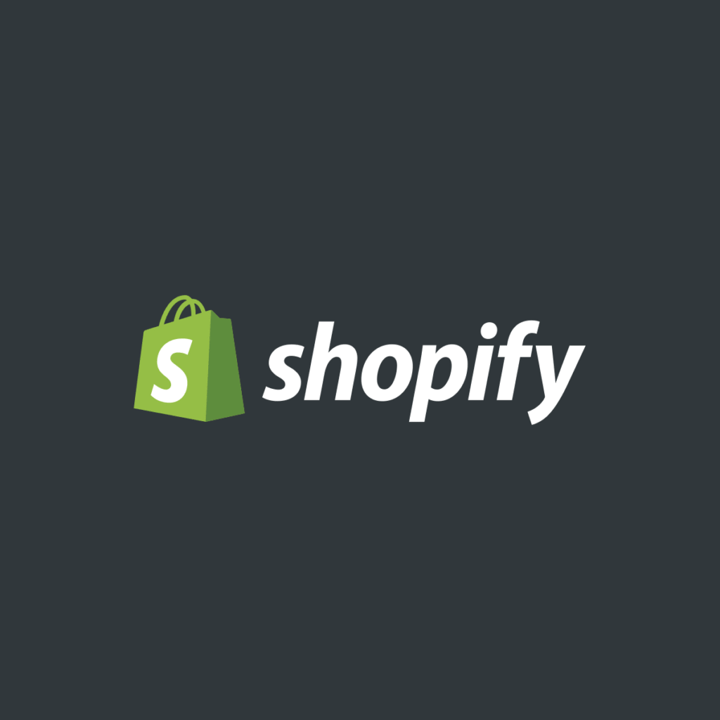 Préparatrice scannant un article à un poste d'emballage, illustrant les lots de commandes Shopify