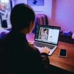 Commerçante qui vérifie sa boutique en ligne sur un ordinateur après l'alerte sécurité Shopify