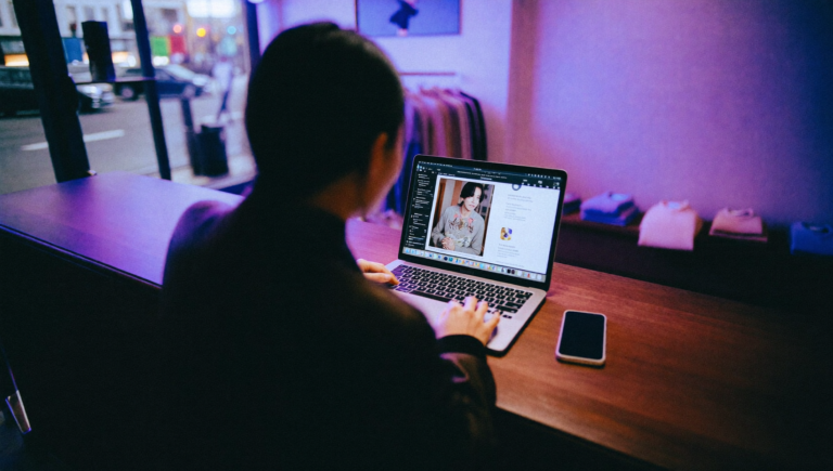 Commerçante qui vérifie sa boutique en ligne sur un ordinateur après l'alerte sécurité Shopify