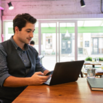 Gérante de restaurant consultant son smartphone au comptoir, illustration de la Connected Apps Platform de Google pour les PME