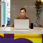 Gérante de restaurant vérifiant le panneau local Google de son établissement sur un ordinateur portable