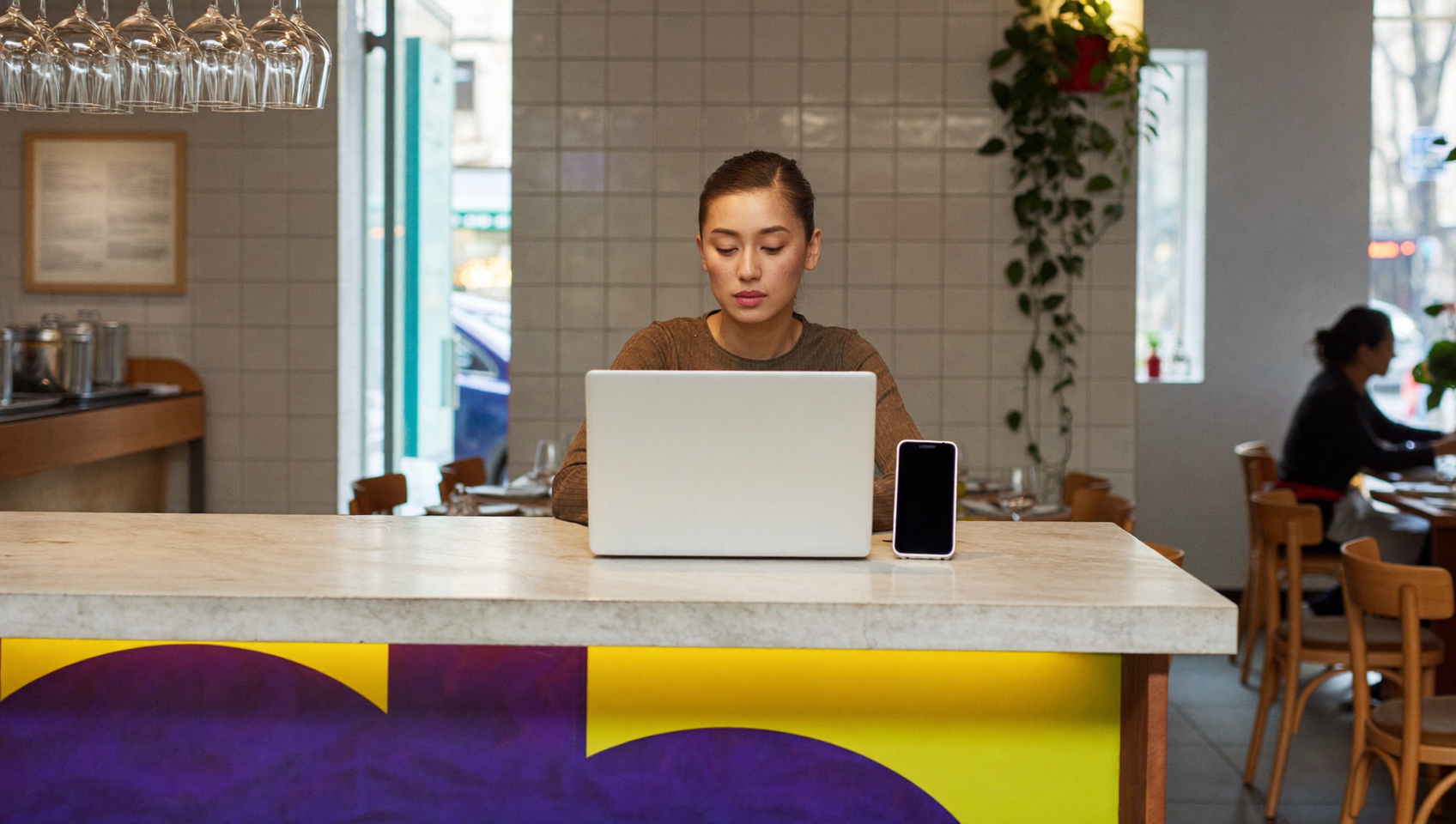 Gérante de restaurant vérifiant le panneau local Google de son établissement sur un ordinateur portable