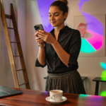 Gérante de restaurant vérifiant sur son smartphone le lien Messenger de sa fiche Google derrière son comptoir
