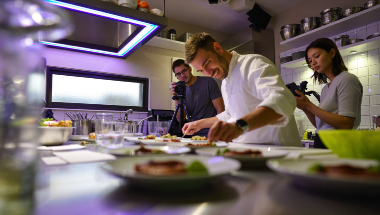 Tournage en cuisine d'un restaurant pensé pour une vidéo longue Instagram et des Reels verticaux