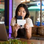 Une boulangère prépare la vérification Google Business Profile avec son smartphone derrière son comptoir