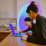 Une commerçante et un technicien vérifient un ordinateur portable face à la faille PHP