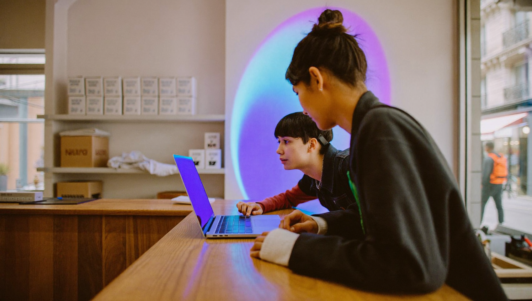Une commerçante et un technicien vérifient un ordinateur portable face à la faille PHP
