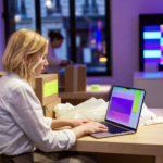 Une e-commerçante règle ses multiplicateurs Google Ads sur son ordinateur portable dans sa boutique avant le Black Friday